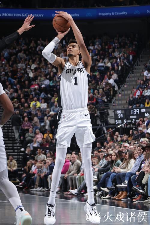 文班亚马34+13+11助马刺险胜国王 独行侠击败开拓者